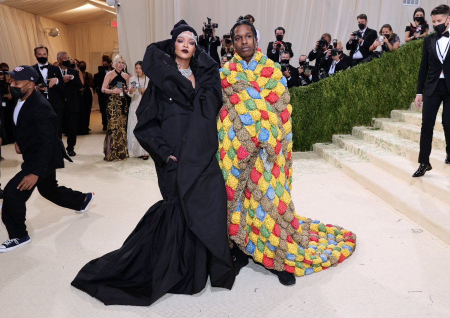 Rihanna và Asap Rocky chính thức lộ diện với thời trang kín mít thuộc BST Couture 2021 của Balenciaga