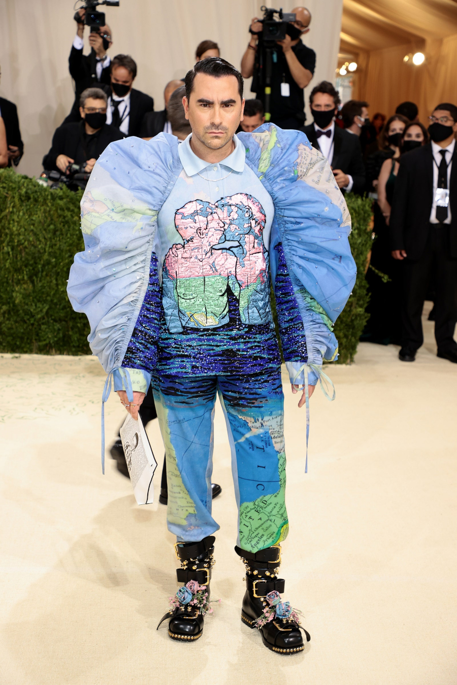 Dan Levy diện trang phục Loewe met gala 