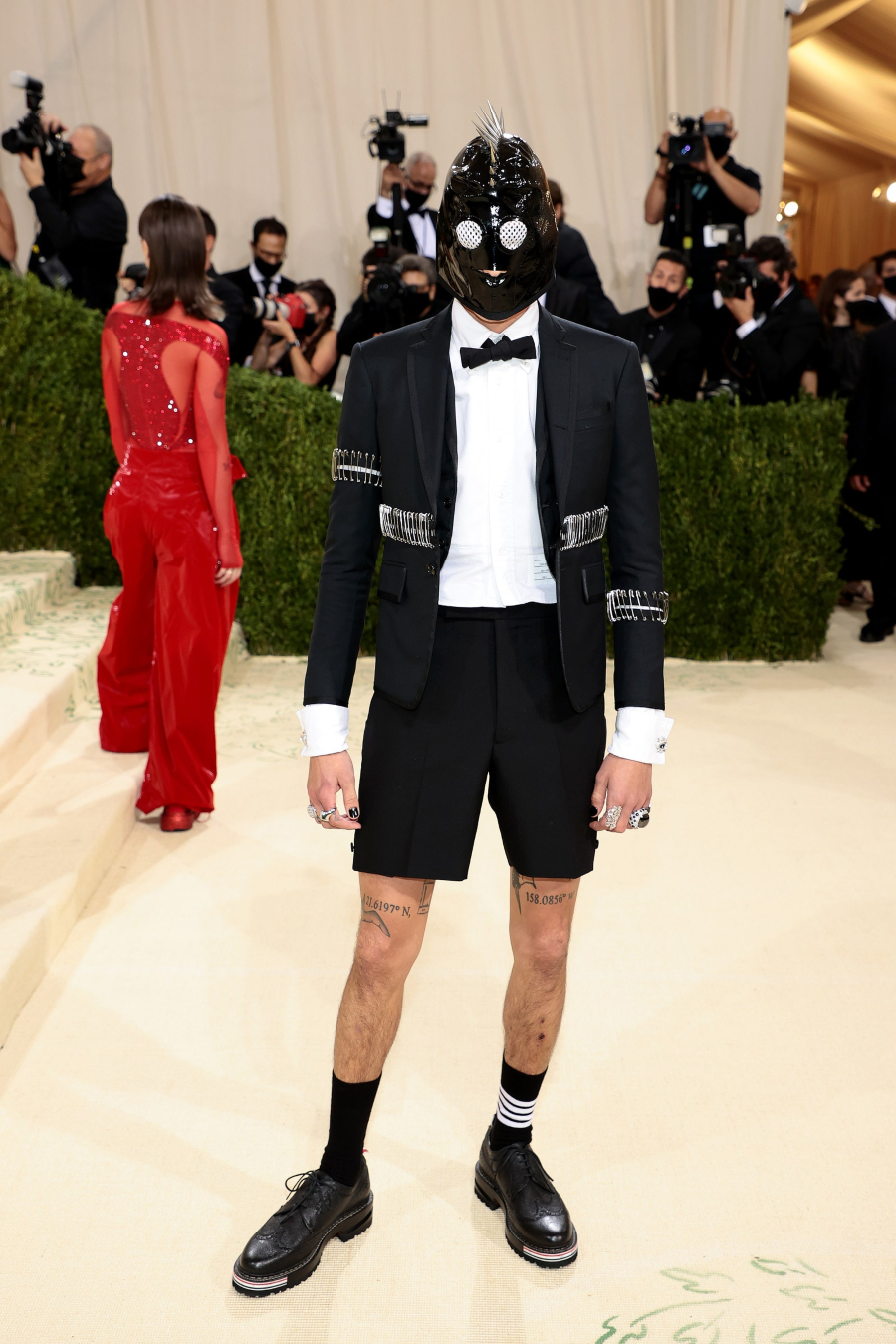 Evan Mock trong trang phục của Thom Browne met gala 2021