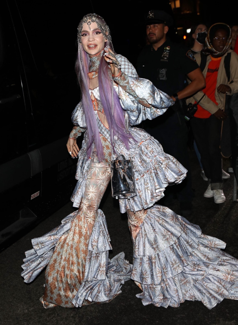 Grimes gây chú ý met gala 2021