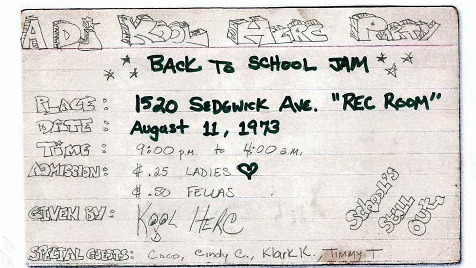 Tờ rơi “Bữa tiệc của DJ Kool Herc” và slogan “Back to school jam” về buổi tiệc được vẽ bằng tay trên những tấm thẻ in dòng kẻ xuất hiện trên khắp Bronx.