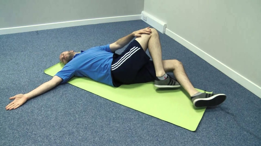 Lower back rotational stretches giảm cơ lưng