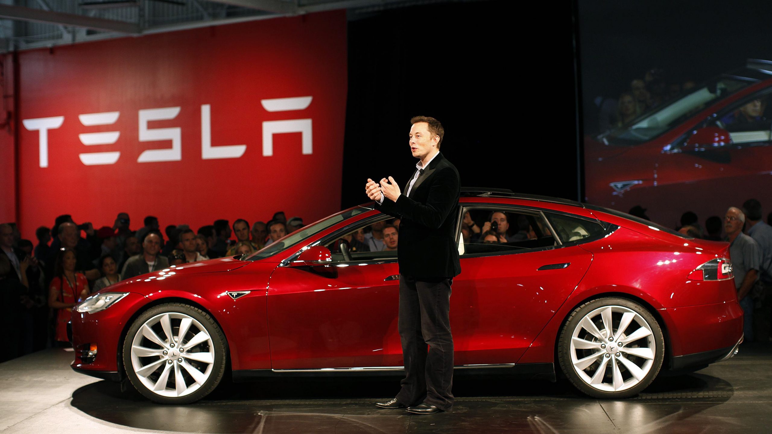 Elon Musk đầu tư vào Tesla