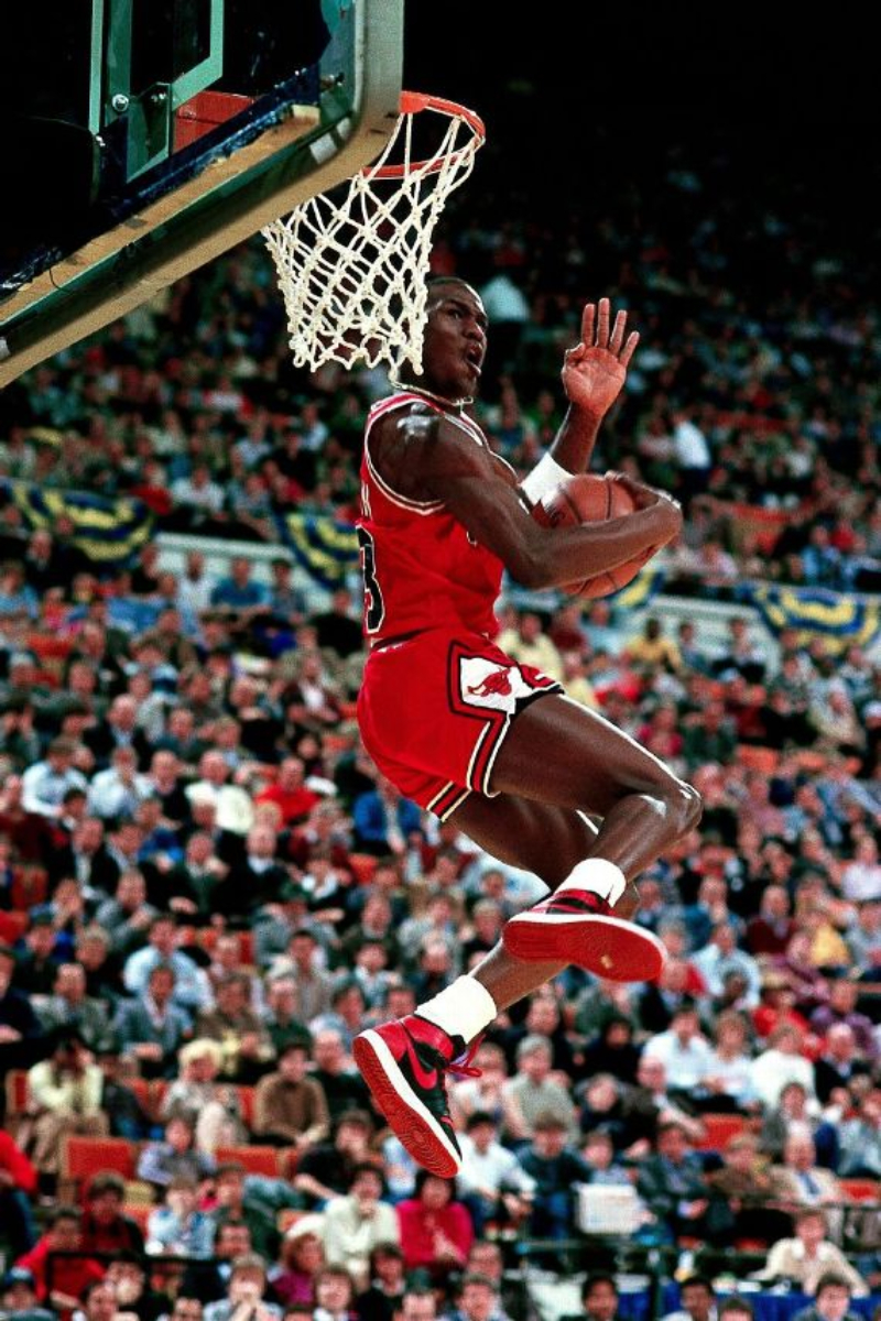 Michael Jordan thực hiện cú dunk với đôi Air Jordan 1 "Banned"