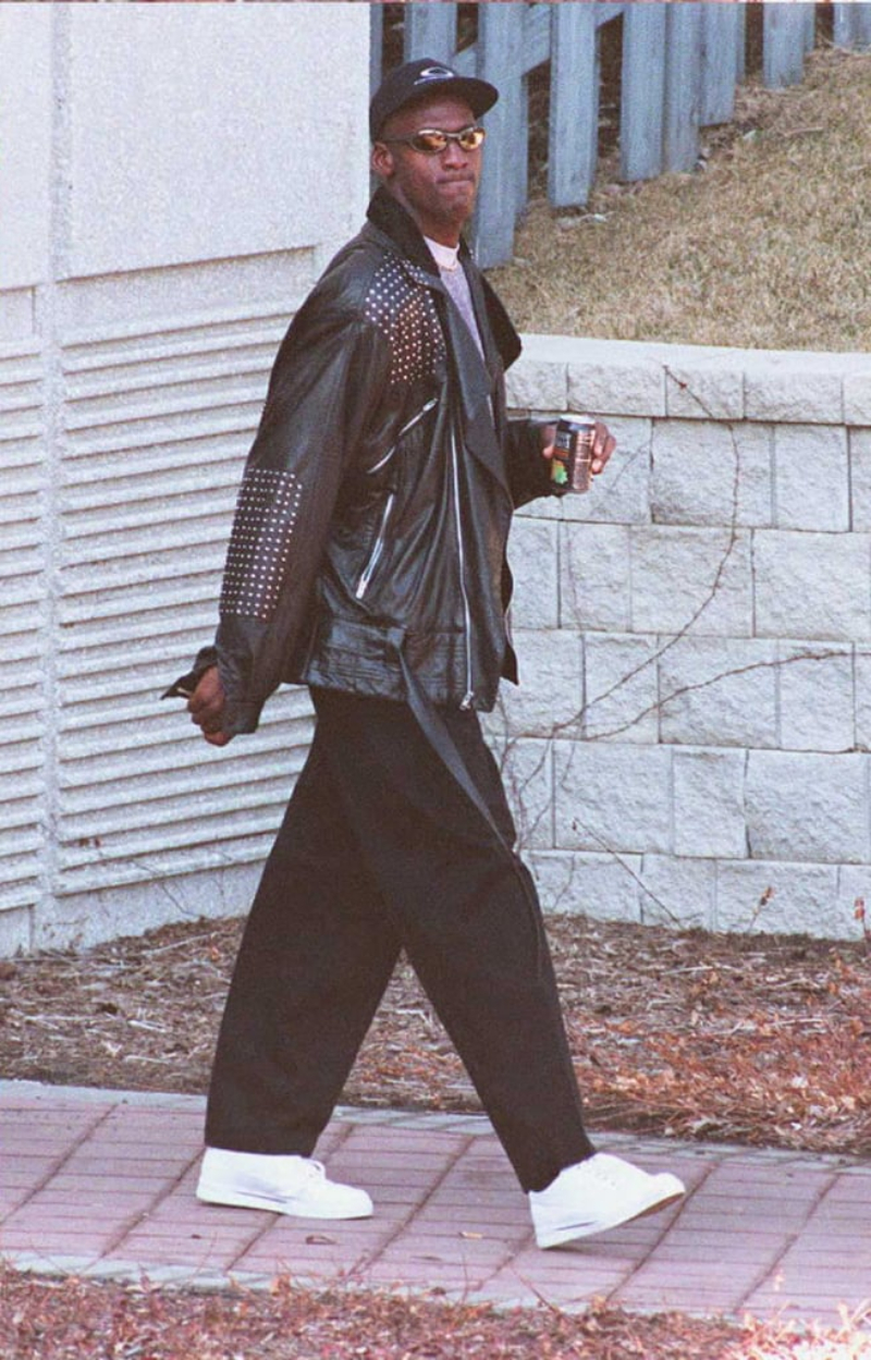 Michael Jordan diện áo khoác da và quần trouser oversize