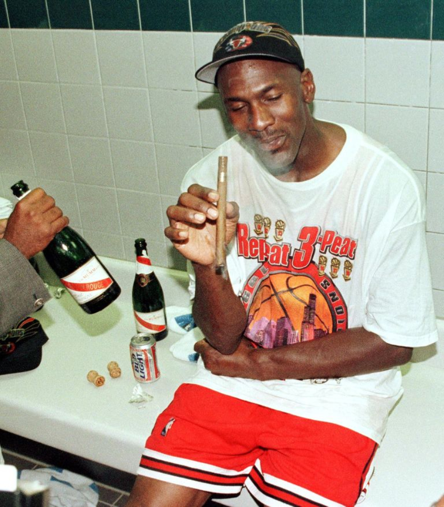 Michael Jordan ăn mừng bên điếu xì gà