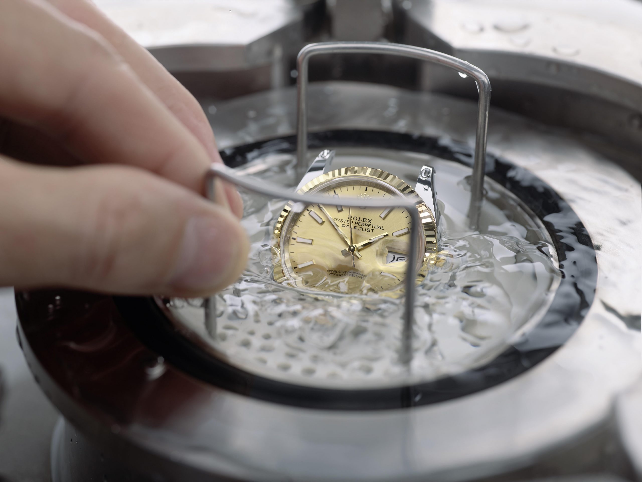 12. THE WATCHES WATERPROOFNESS IS TESTED IN HYPERBARIC TANKS DEVELOPED BY THE BRAND. 1 scaled