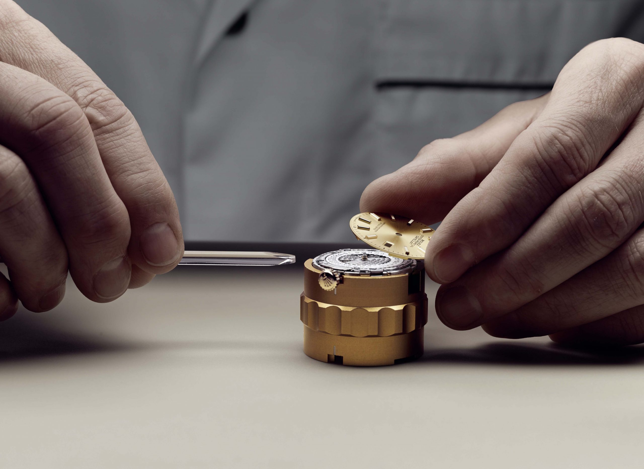 5. BEFORE DISMANTLING THE MOVEMENT THE WATCHMAKER REMOVES THE DIAL. scaled