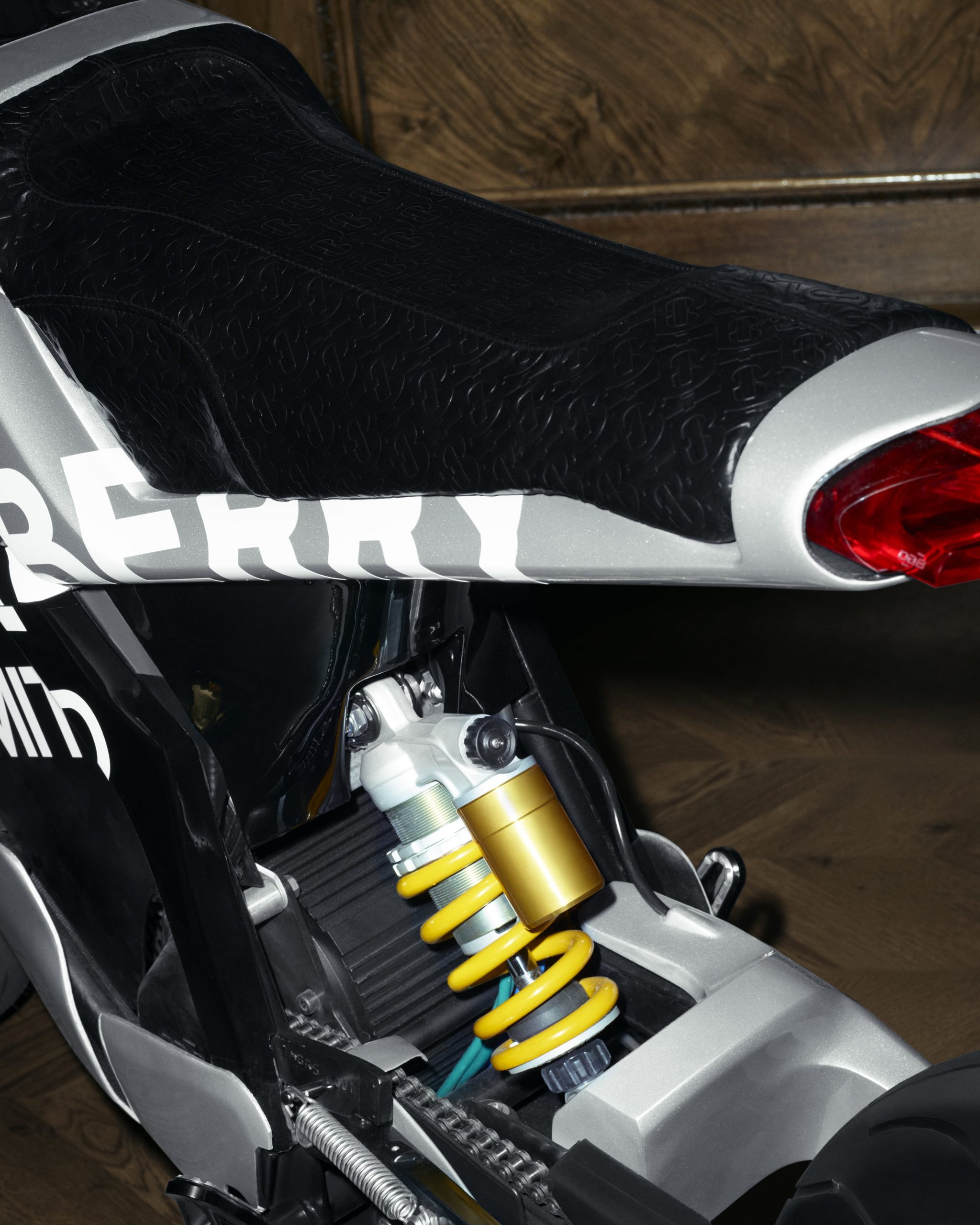 Burberry kết hợp với DAB Motors cho ra mắt xe mô-tô mới