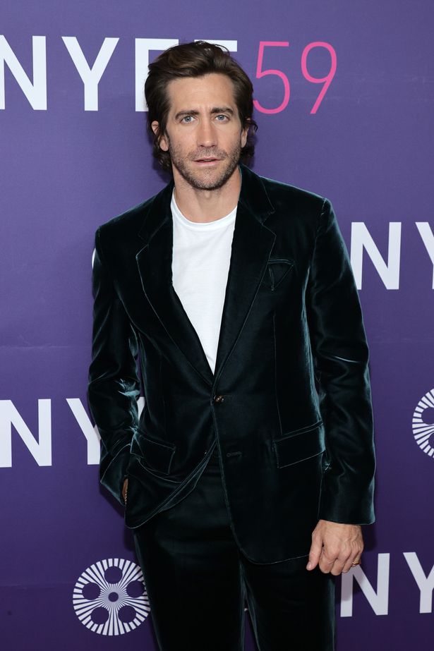 Jake Gyllenhaal phối áo blazer nhung với áo thun