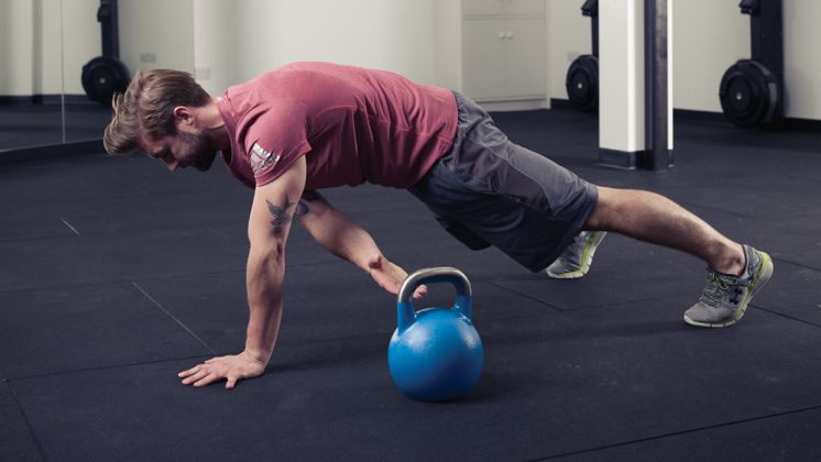 Động tác tập thể hình với tạ chuông kettle bell: Plank with Kettlebell Pull-through