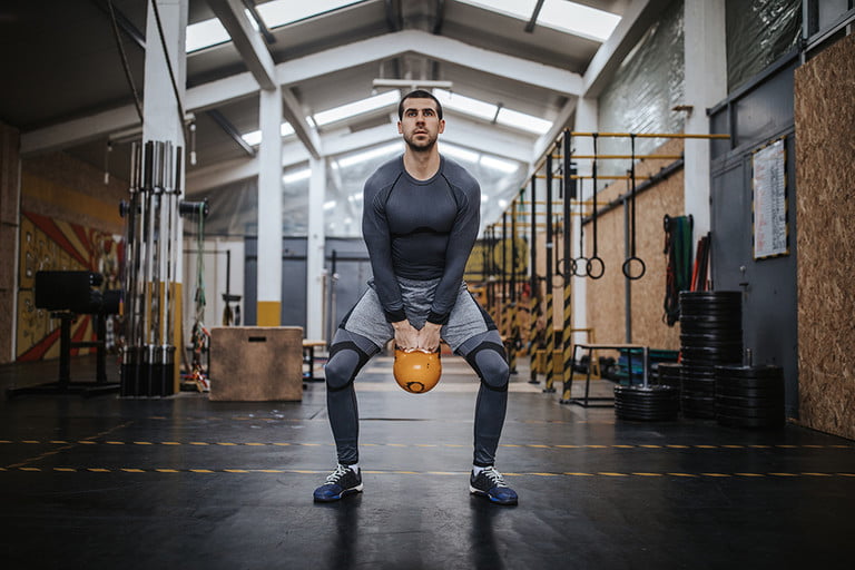 Động tác tập thể hình với tạ chuông: Kettlebell Swing