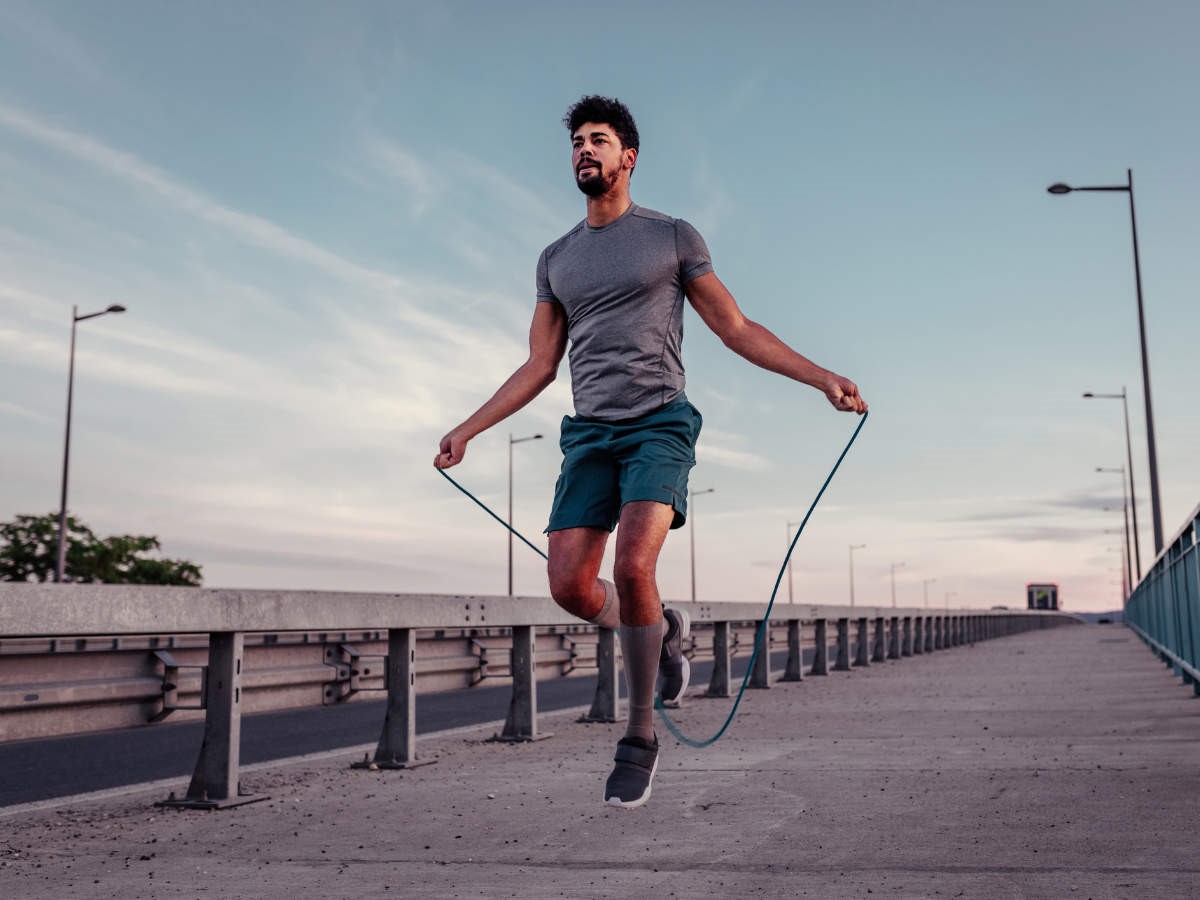 Bài tập bổ trợ chạy bộ - Jump Rope - Shutterstock