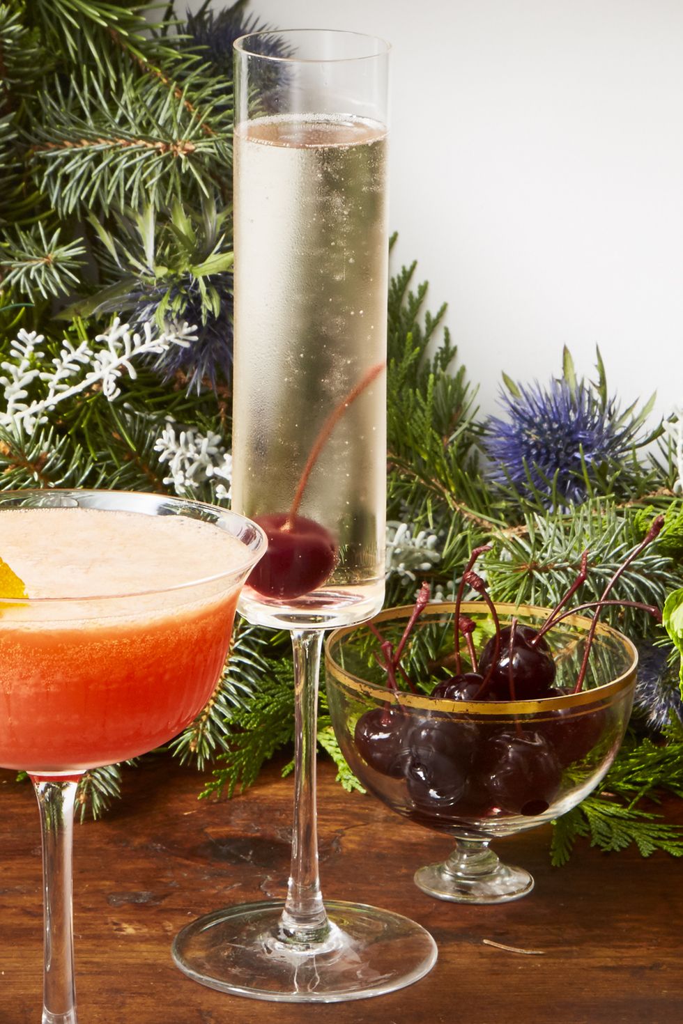 Cocktail Cherry Bomb Fizz phù hợp với năm mới và cả dịp giáng sinh
