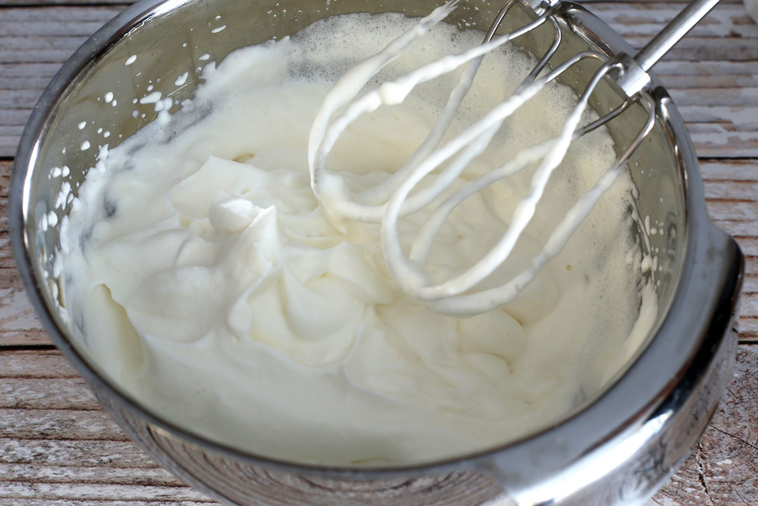 Cream cheese đánh bông để làm nguyên liệu cho cupcake