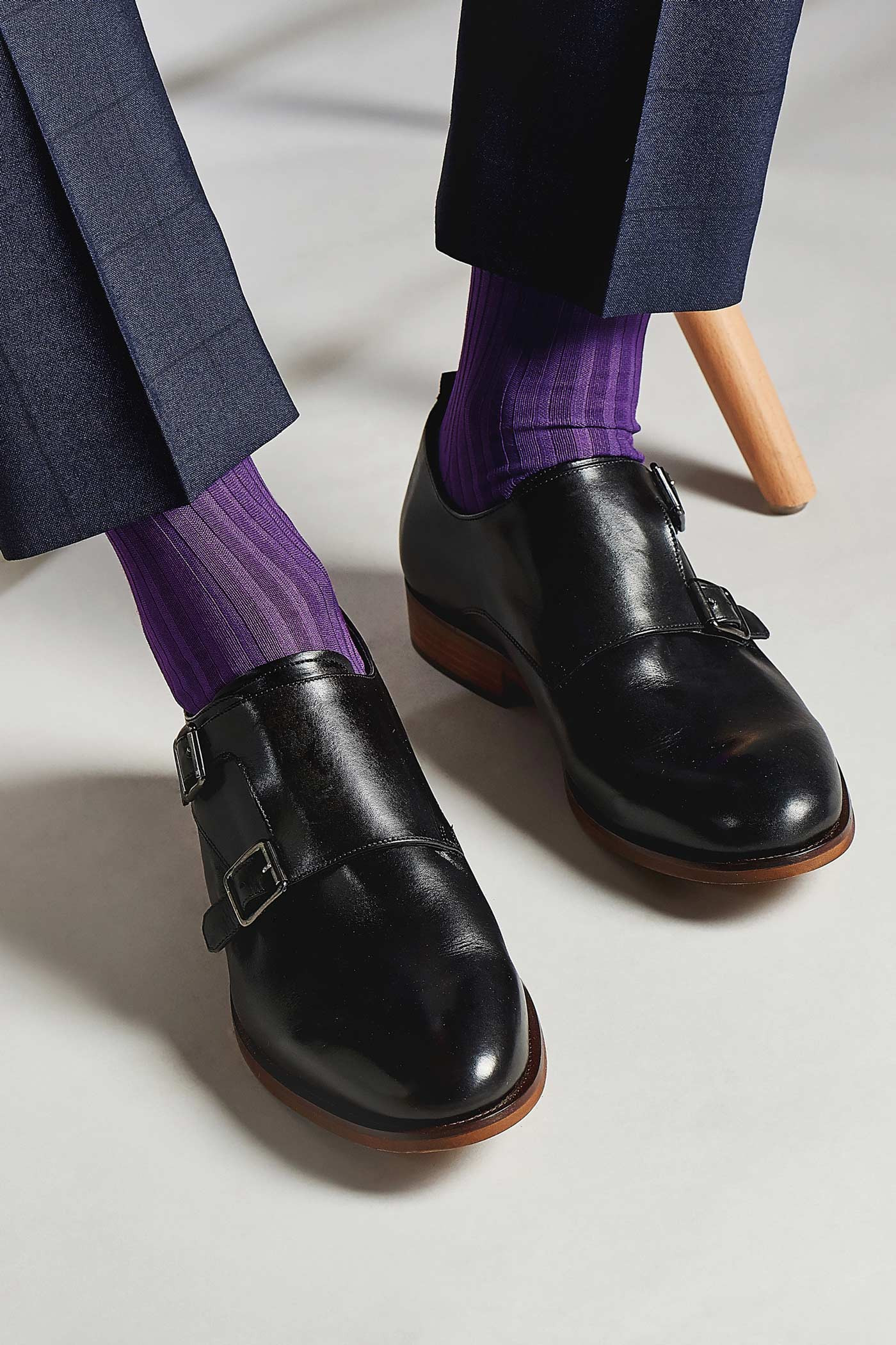 Tất tím cùng giày Monk Strap