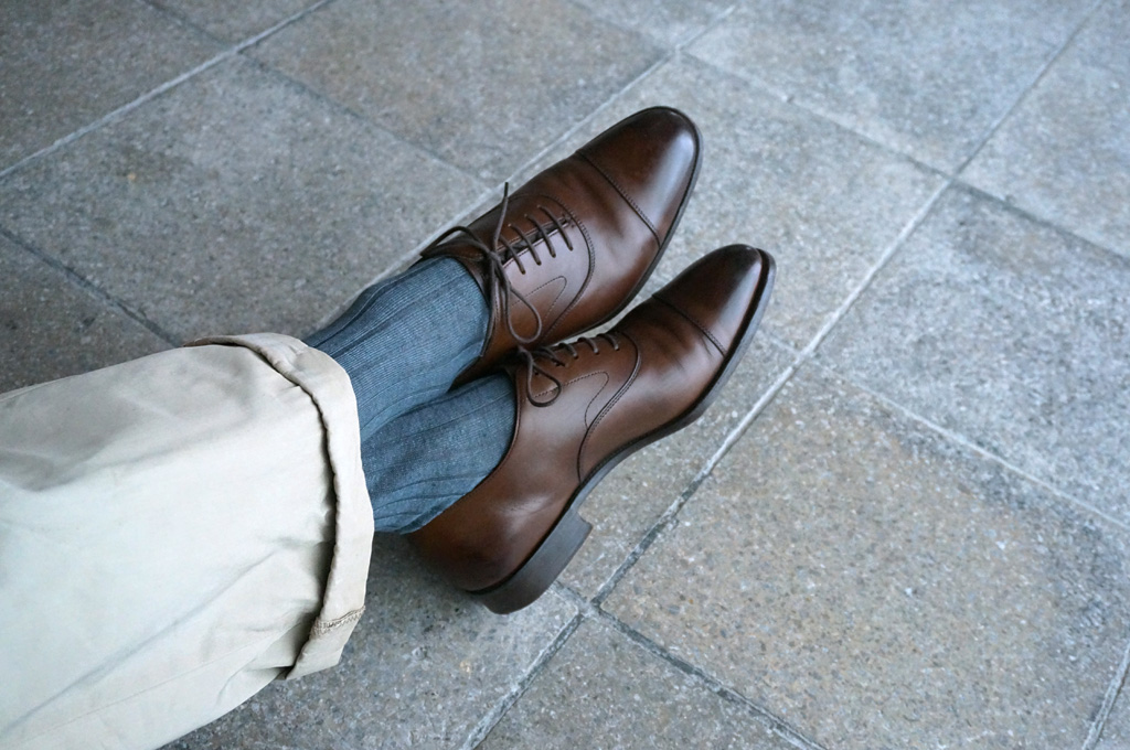 Quần màu kaki kết hợp với tất than chì và giày nâu
