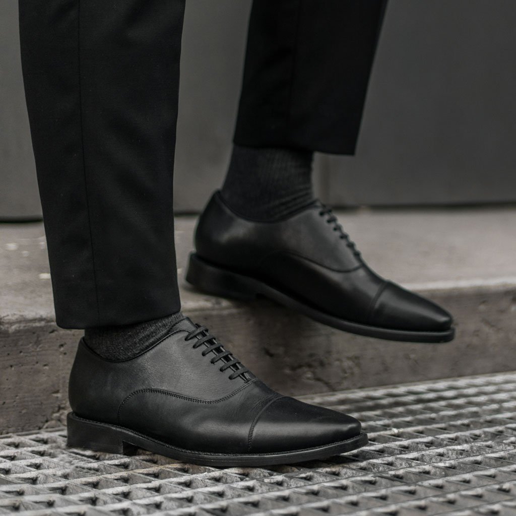 Tất màu than chì (charcoal) kết hợp với giày đen và quần đen