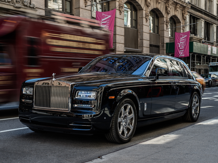 Khám phá RollsRoyce Phantom Rồng 133 chiếc toàn thế giới logo bằng vàng   CafeAutoVn