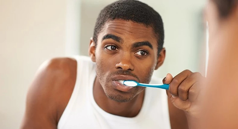 Giữ gìn vệ sinh cho khoang miệng của bạn bằng cách đánh răng.