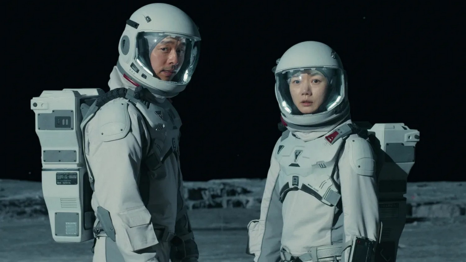 Gong Yoo (trái) có phần lép vế so với bạn diễn là đàn chị Bae Doona trong The Silent Sea