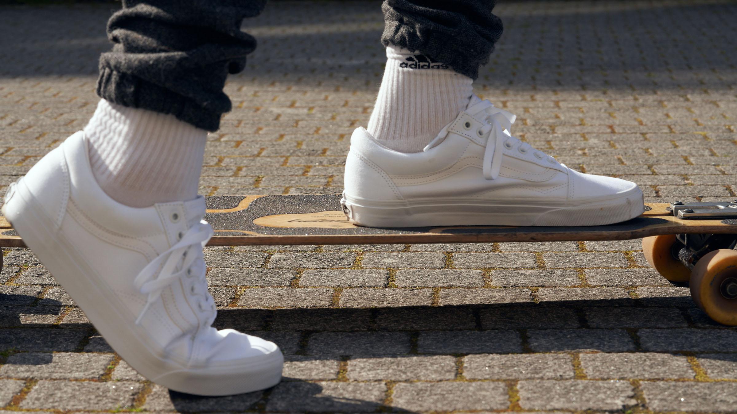 Phong cách streetwear: giày sneakers
