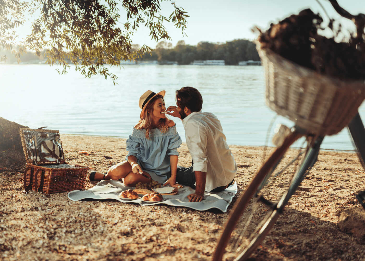 Chuyến đi picnic vui vẻ sẽ hàn gắn và làm tăng tình cảm của cặp đôi.