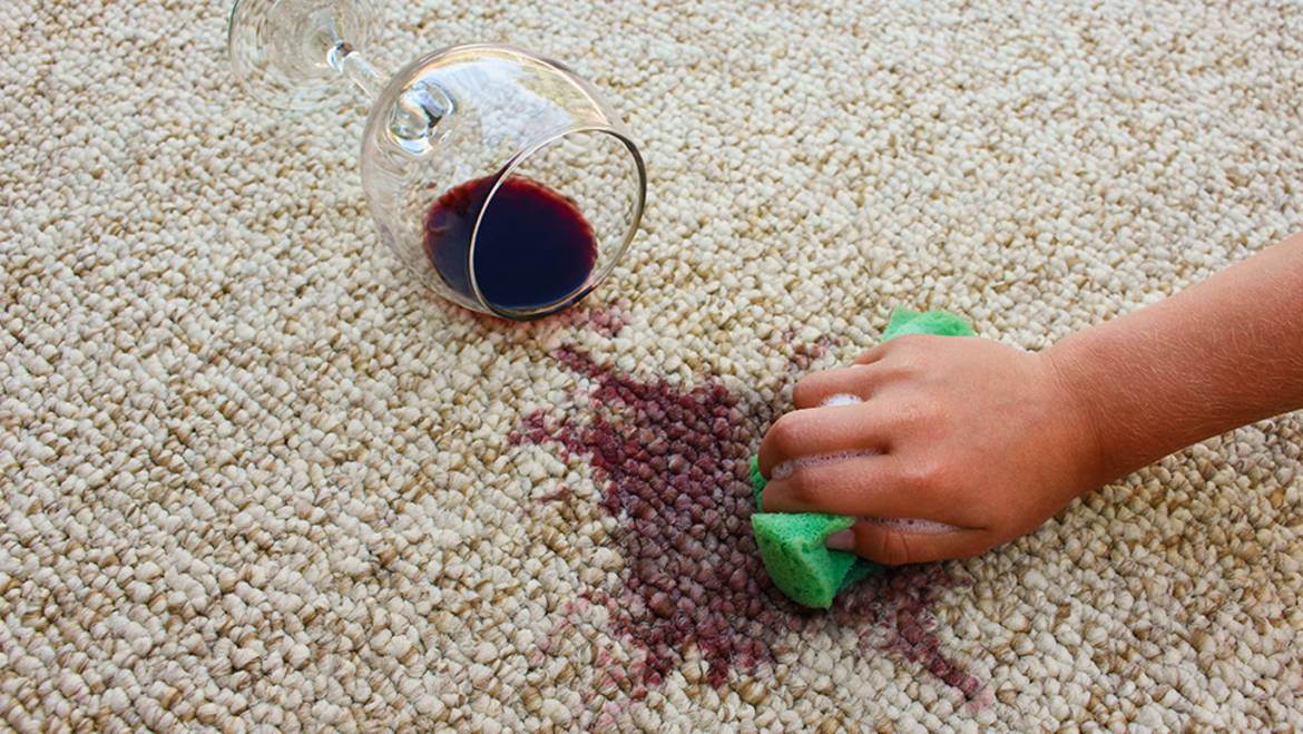 Cách loại bỏ "tàn cuộc" của rượu vang khi bị đổ