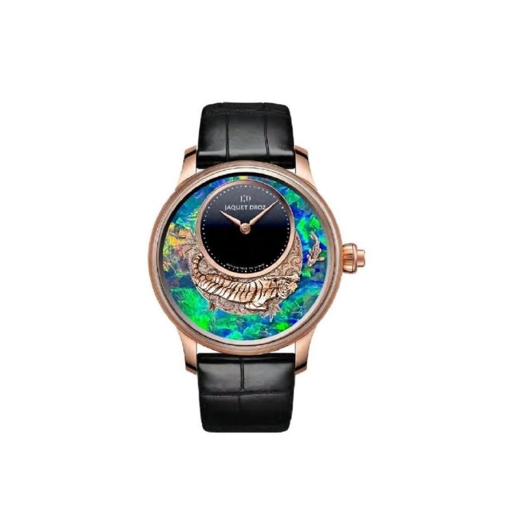 Jaquet Droz với phiên bản còn lại trong cặp này vận dụng sự tương phản của điêu khắc trên vàng hồng và sắc màu rực rỡ của Opal, tái hiện sắc thái Hổ thức dậy, chuyển mình và những bước đi vừa tĩnh lặng vừa khéo léo và dũng mãnh. 