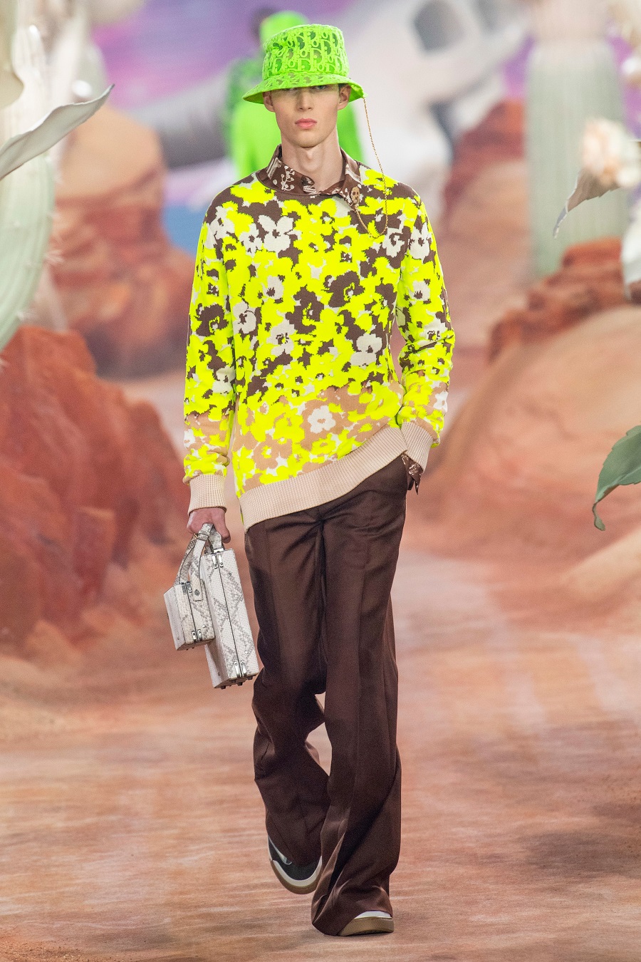 phoi do voi phu kien mau xanh la - Dior Summer 2022 men’s collection