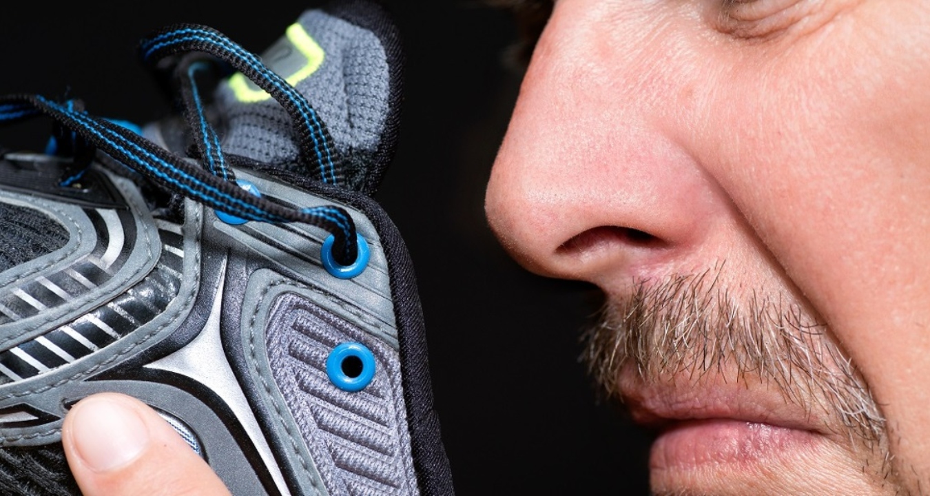lưu ý mùi của giày - Road Runner Sports