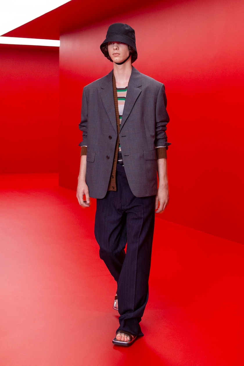 phoi do mu bucket đen - Prada Spring 2022 Menswear Fashion Show