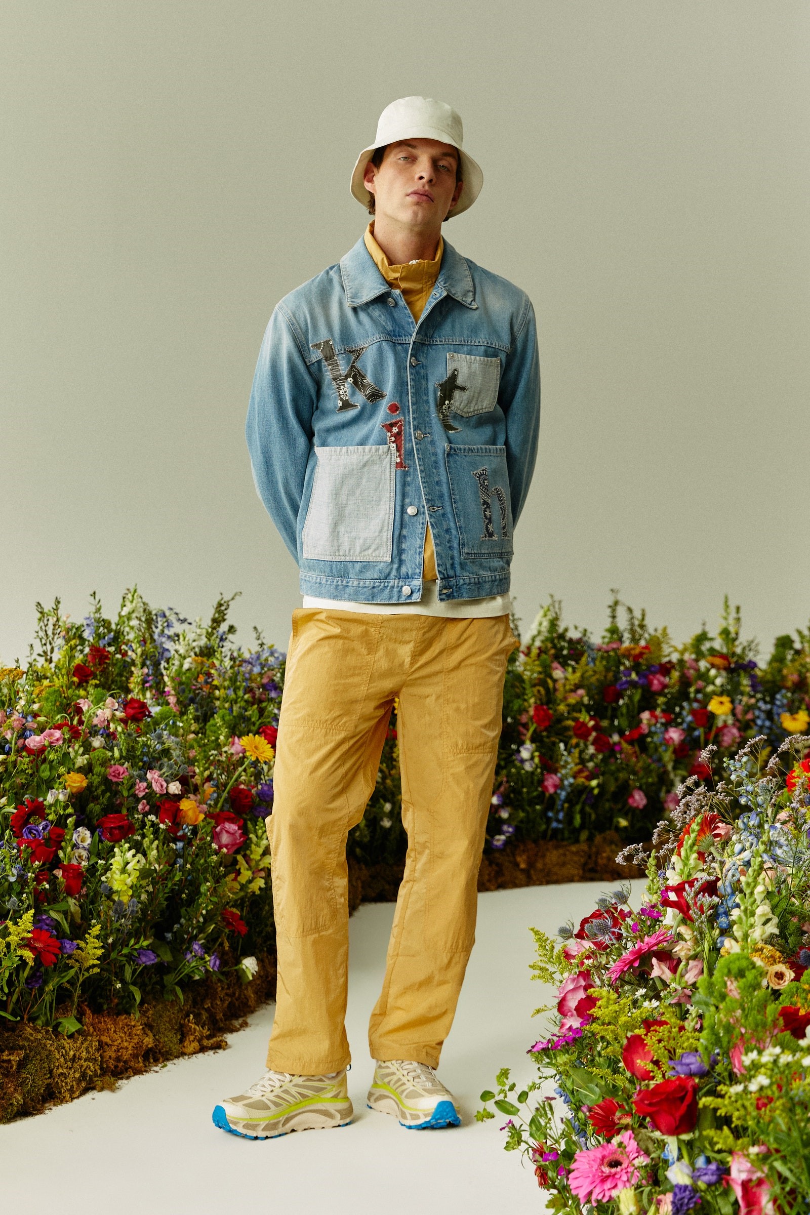 phoi do mu bucket trang - Kith Spring 2022 Menswear Fashion Show 