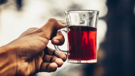 Trắc nghiệm: Cách cầm cốc nói lên điều gì về bạn?